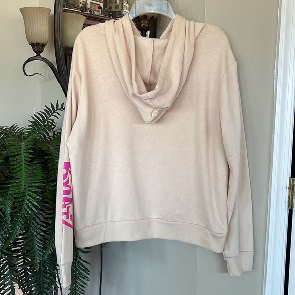 Brand New Bratz Hoodie Pullover Sweatshirt Cartoon Beige w/ Colorful Graphic Y2K - Picture 11 of 14